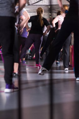 Spor yapan kadınlar lastik bantlarla egzersiz yapıyorlar.