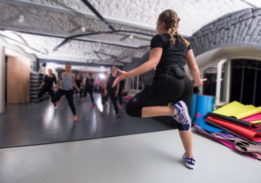 Sportif kadınlar aerobik yapıyor.