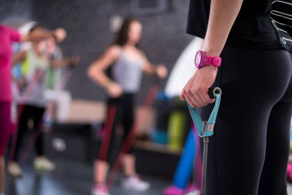 Sportieve vrouwen die trainen met een elastiekje — Stockfoto