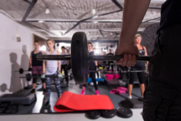 Mulheres esportivas usando sinos enquanto exercícios — Fotografia de Stock