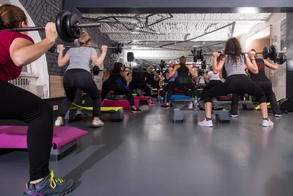 Sportieve vrouwen met behulp van halters tijdens oefeningen — Stockfoto