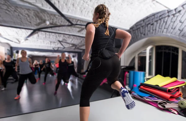 Mulheres esportivas fazendo exercícios de aeróbica — Fotografia de Stock