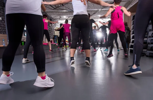 Sportieve vrouwen die aerobics oefeningen doen — Stockfoto