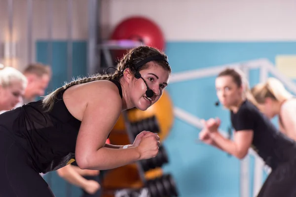 Sportovní ženy cvičí aerobik — Stock fotografie