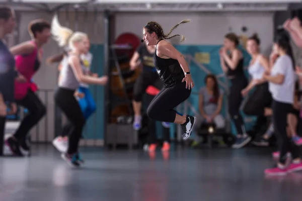 Sportieve vrouwen die aerobics oefeningen doen — Stockfoto