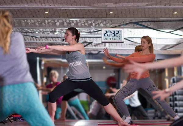 Mujeres deportivas haciendo ejercicios de aeróbic —  Fotos de Stock