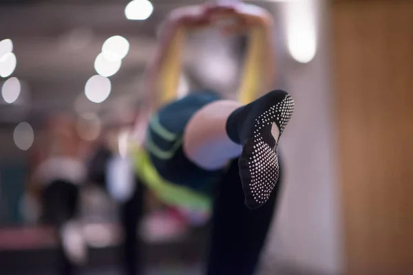 Mulheres esportivas fazendo exercícios de aeróbica — Fotografia de Stock