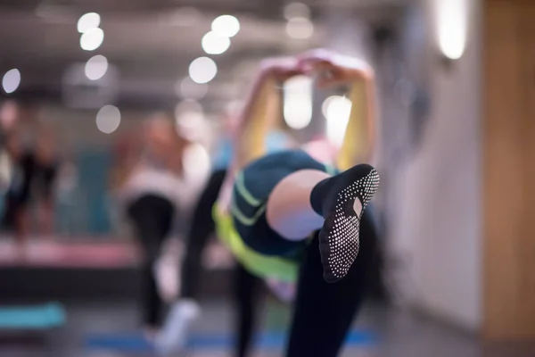 Mujeres deportivas haciendo ejercicios de aeróbic — Foto de Stock
