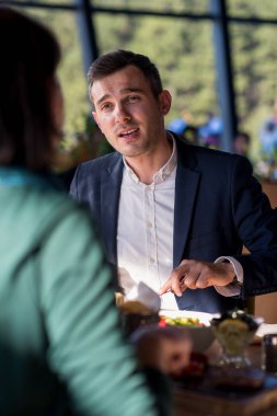 Siz çiftler restoranda yemek yiyorsunuz.