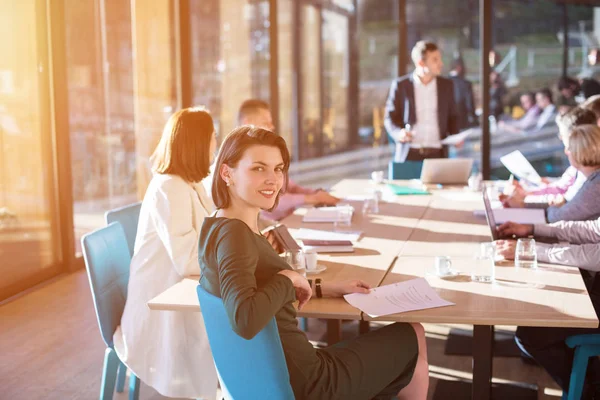 Retrato de una joven empresaria exitosa — Foto de Stock