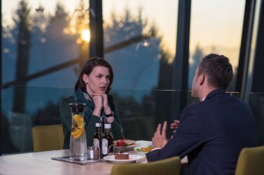 romantik akşam yemeği zevk seven çift