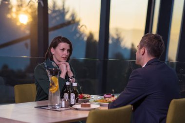 romantik akşam yemeği zevk seven çift