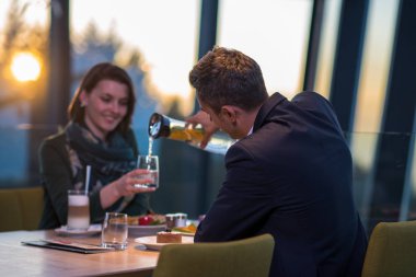 romantik akşam yemeği zevk seven çift