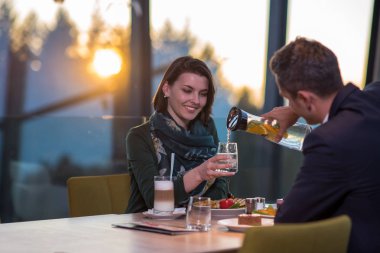 romantik akşam yemeği zevk seven çift