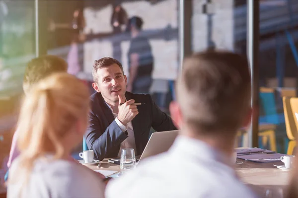 Ungt affärsteam på möte på kontoret — Stockfoto