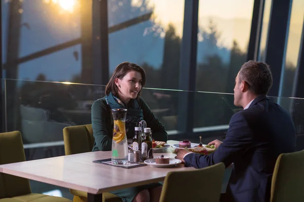 Liebespaar genießt romantisches Abendessen — Stockfoto