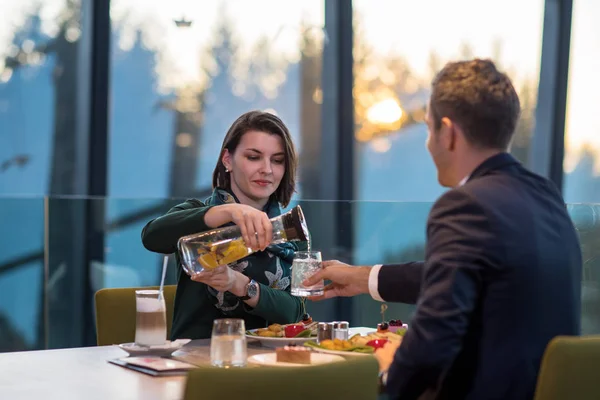 Pareja amorosa disfrutando de una cena romántica —  Fotos de Stock