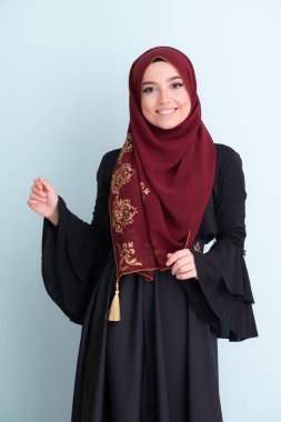 cyan backgrund üzerinde hijab ile Müslüman kadın