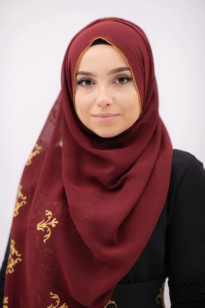 Moslim vrouw met hijab op cyaan backgrund — Stockfoto