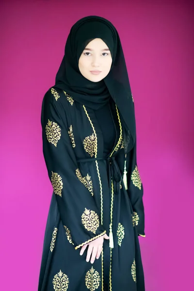 Muskulöse Frau mit Hijab in modernem Kleid — Stockfoto