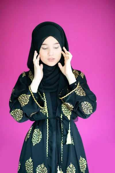 Muskulöse Frau mit Hijab in modernem Kleid — Stockfoto