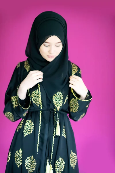 Muskulöse Frau mit Hijab in modernem Kleid — Stockfoto