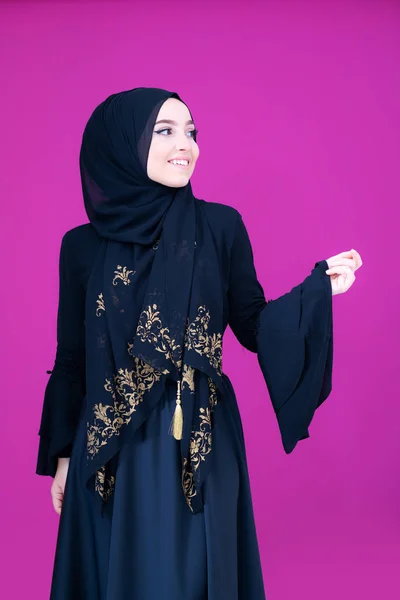 Muskulöse Frau mit Hijab in modernem Kleid — Stockfoto