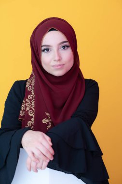 sarı arka plan üzerinde başörtüsü ile müslüman kadın portresi