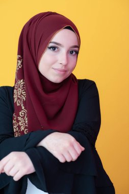 sarı arka plan üzerinde başörtüsü ile müslüman kadın portresi