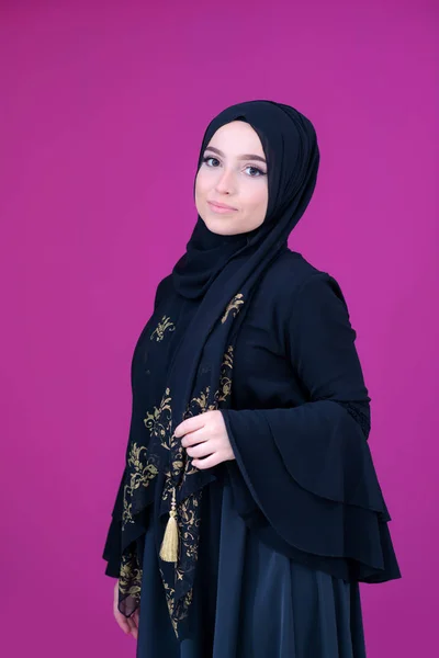 Muskulöse Frau mit Hijab in modernem Kleid — Stockfoto