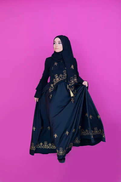 Muskulöse Frau mit Hijab in modernem Kleid — Stockfoto