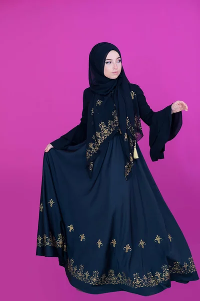 Mulher muslum com hijab em vestido moderno — Fotografia de Stock