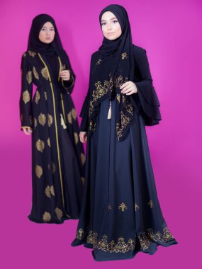 pembe arka plan üzerinde iki hijab müslüman kadın