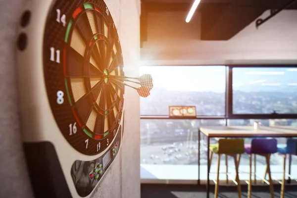 Darts pijl raken in het doel centrum — Stockfoto