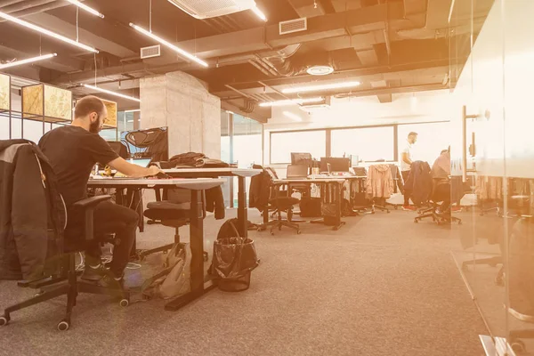 Vývojáři softwaru pracující v kanceláři — Stock fotografie