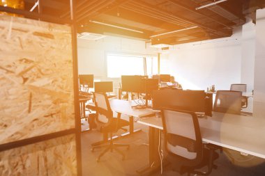 Ofiste çalışan yazılım geliştiricileri