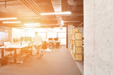 Ofiste çalışan yazılım geliştiricileri