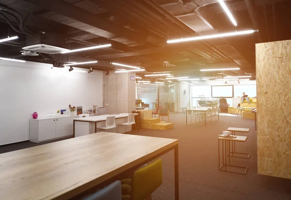 Geschäftsleute genießen eine Pause im modernen Büro — Stockfoto