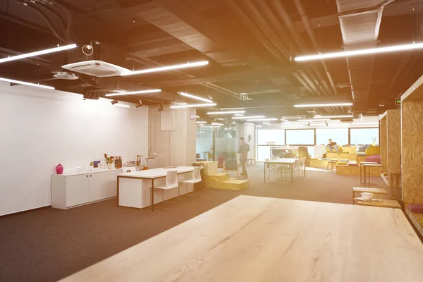 Geschäftsleute genießen eine Pause im modernen Büro — Stockfoto