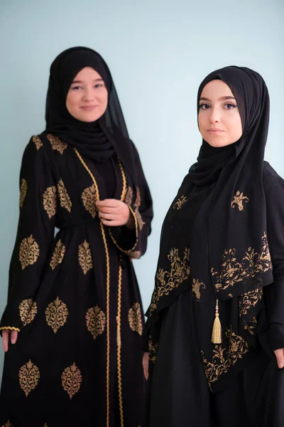 Dwie Muzułmańskie hidżab kobieta na błękitnym tle — Zdjęcie stockowe
