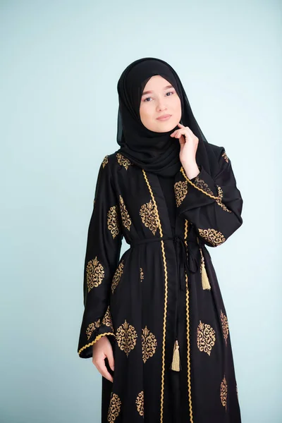 Muslimsk kvinna med hijab — Stockfoto