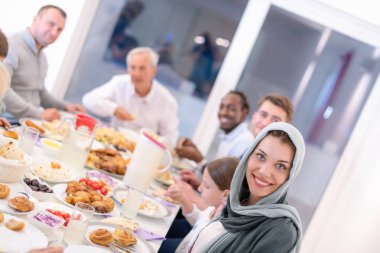 Ramazan ziyafetine sahip modern çok etnik Müslüman aile