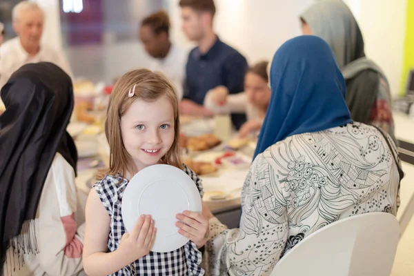 Schattig klein meisje genieten van iftar diner met familie — Stockfoto