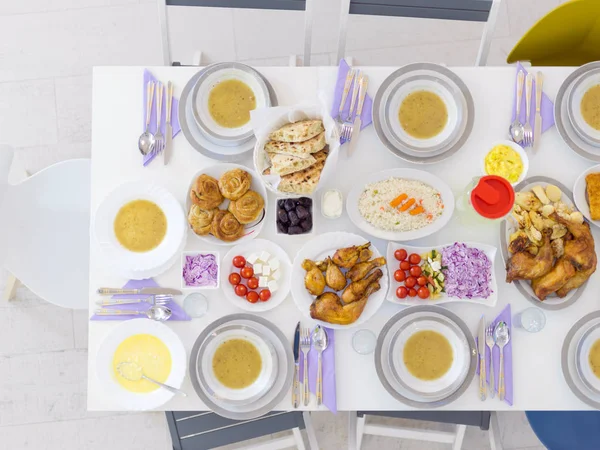 Vista dall'alto del bellissimo cibo decorato e servito colorato — Foto Stock