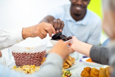 tarihi bir kase paylaşan modern çok etnik Müslüman aile