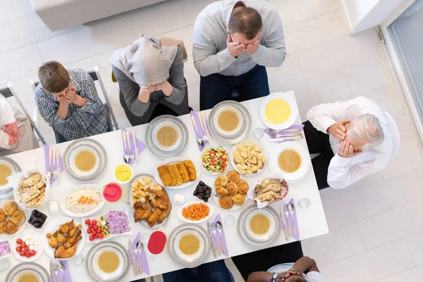 Modern Müslüman ailenin bir ramazan ziyafetine sahip üst görünümü — Stok fotoğraf