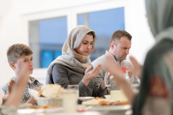 Família muçulmana moderna tendo uma festa no Ramadã — Fotografia de Stock