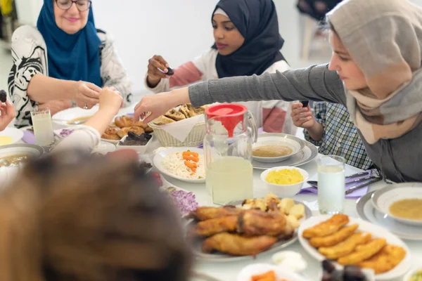 Ramazan ziyafetine sahip modern çok etnik Müslüman aile — Stok fotoğraf