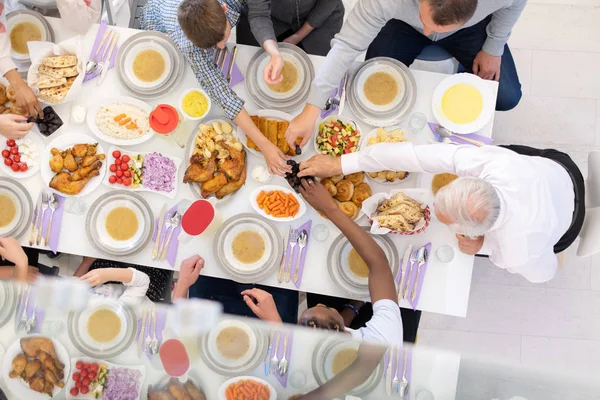 Vista dall'alto della moderna famiglia musulmana multietnica che ha un Ramadan fe — Foto Stock