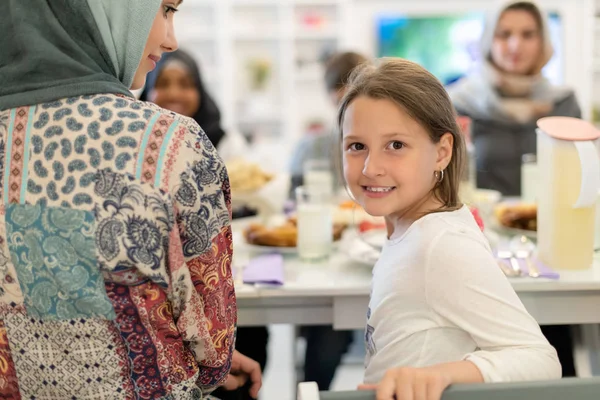 Bonito menina gostando iftar jantar com a família — Fotografia de Stock